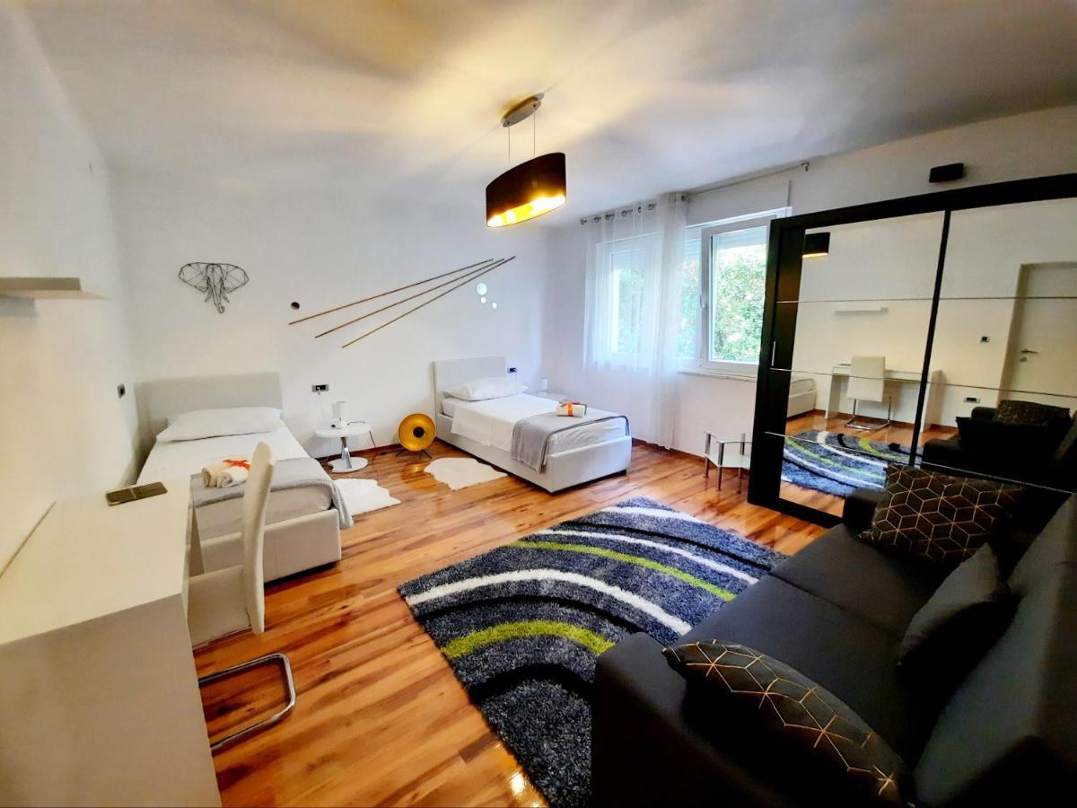 Split Symphony Veranda: Modern, New Apartment Esterno foto