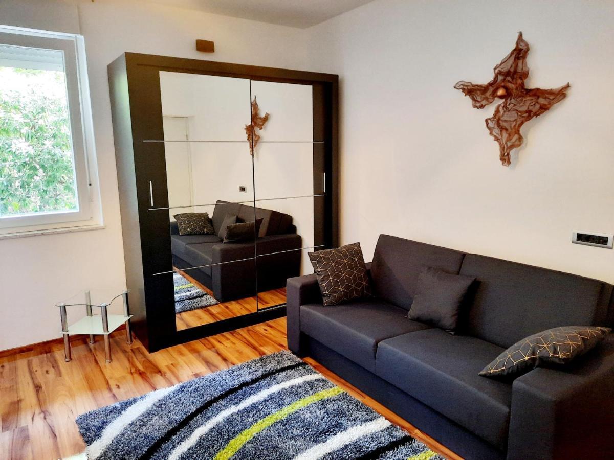 Split Symphony Veranda: Modern, New Apartment Esterno foto
