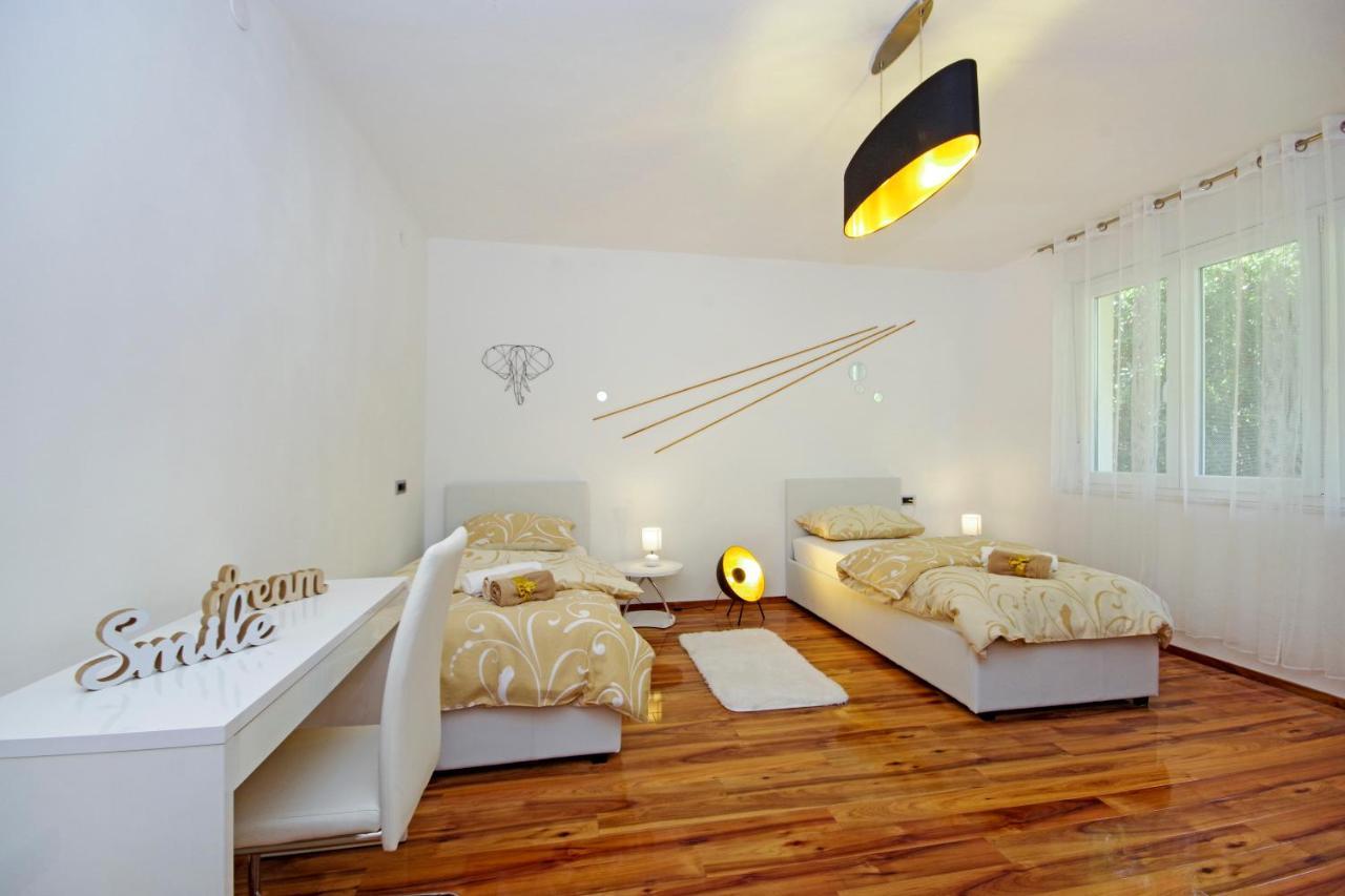 Split Symphony Veranda: Modern, New Apartment Esterno foto
