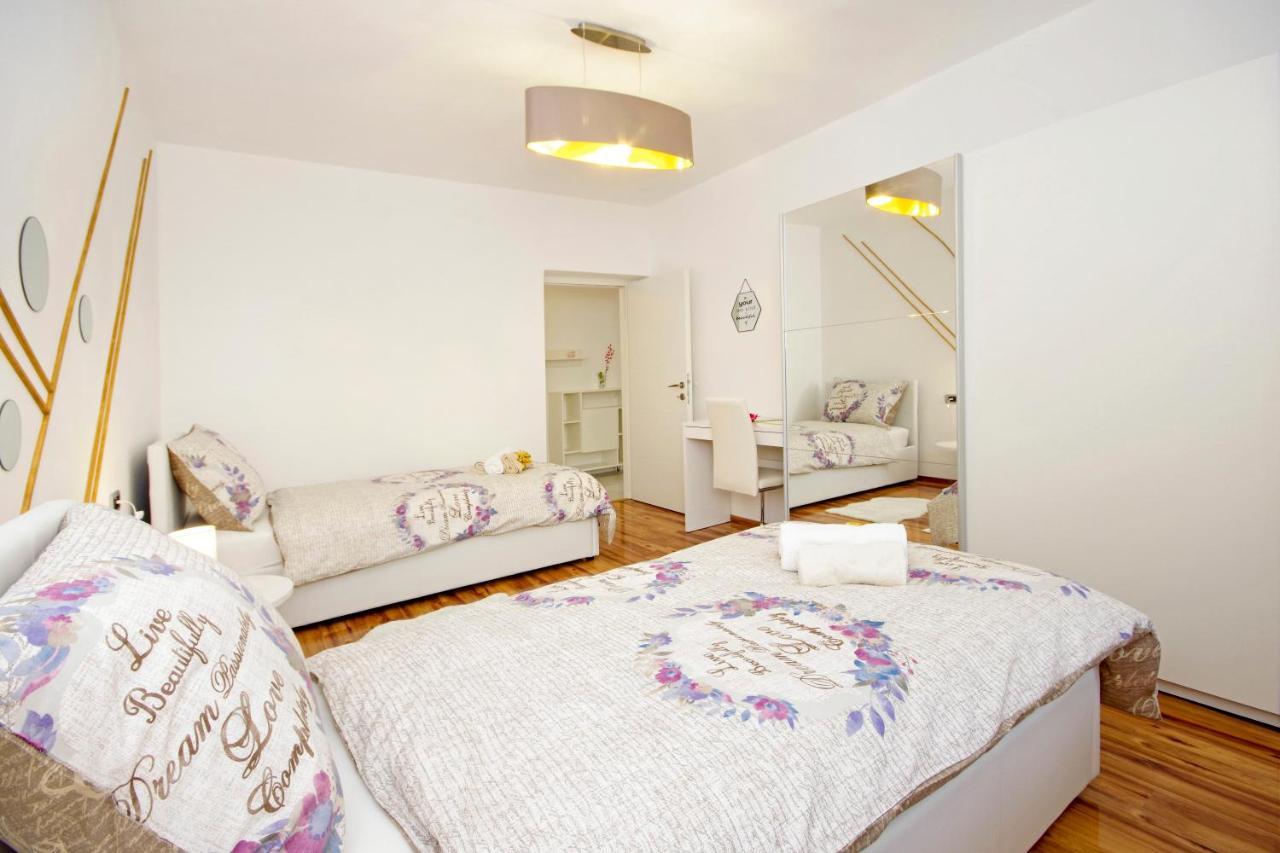 Split Symphony Veranda: Modern, New Apartment Esterno foto