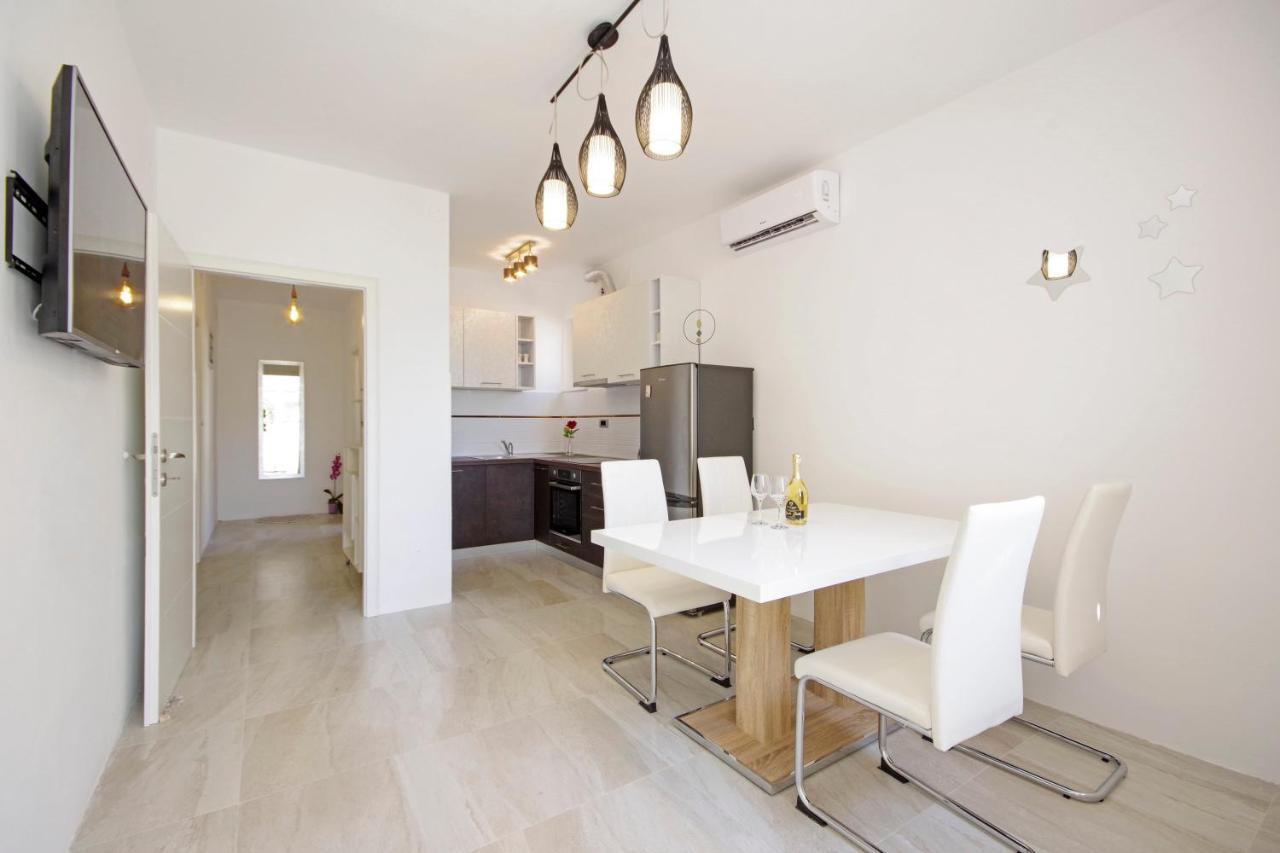 Split Symphony Veranda: Modern, New Apartment Esterno foto