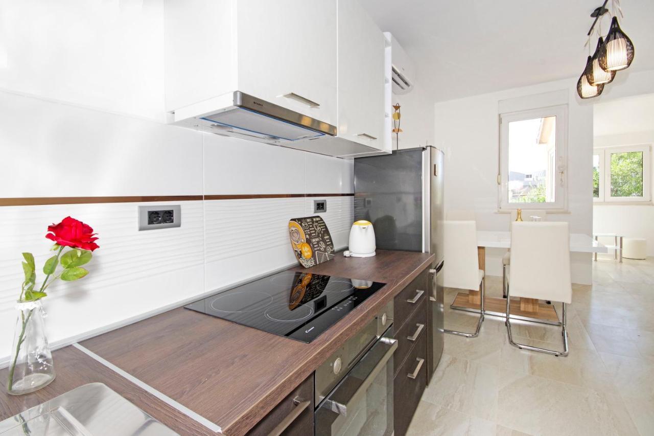 Split Symphony Veranda: Modern, New Apartment Esterno foto